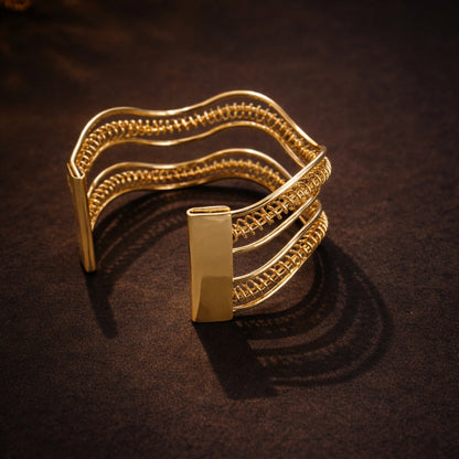 Luxurious Wavy Bracelet